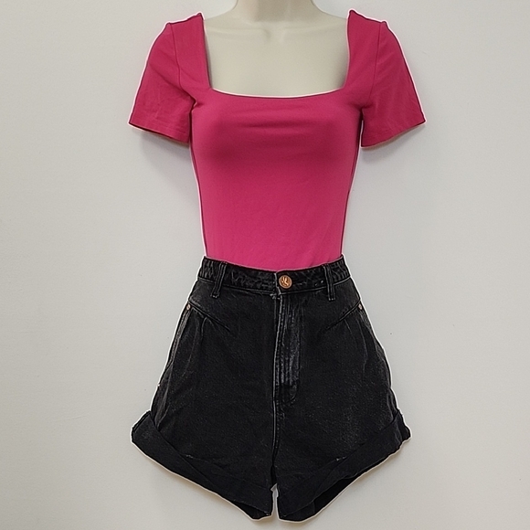 Aritzia Babaton Contour Romamtic Magenta Short Sleeve Square Neck Bodysuit Sz S - Picture 12 of 16